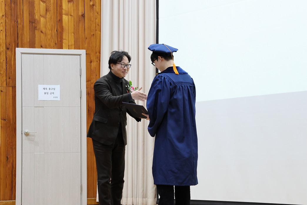 대소마고 졸업생 표창장 수여 (회장님).jpg